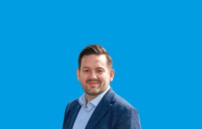 Professionele foto van een man met kort donker haar en een blauw colbert, logistiek makelaar voor duurzame mobiliteit.